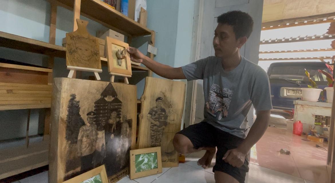 Kerajinan kayu Omah Rayap milik Cokro Retantoko, 32, kian dikenal luas