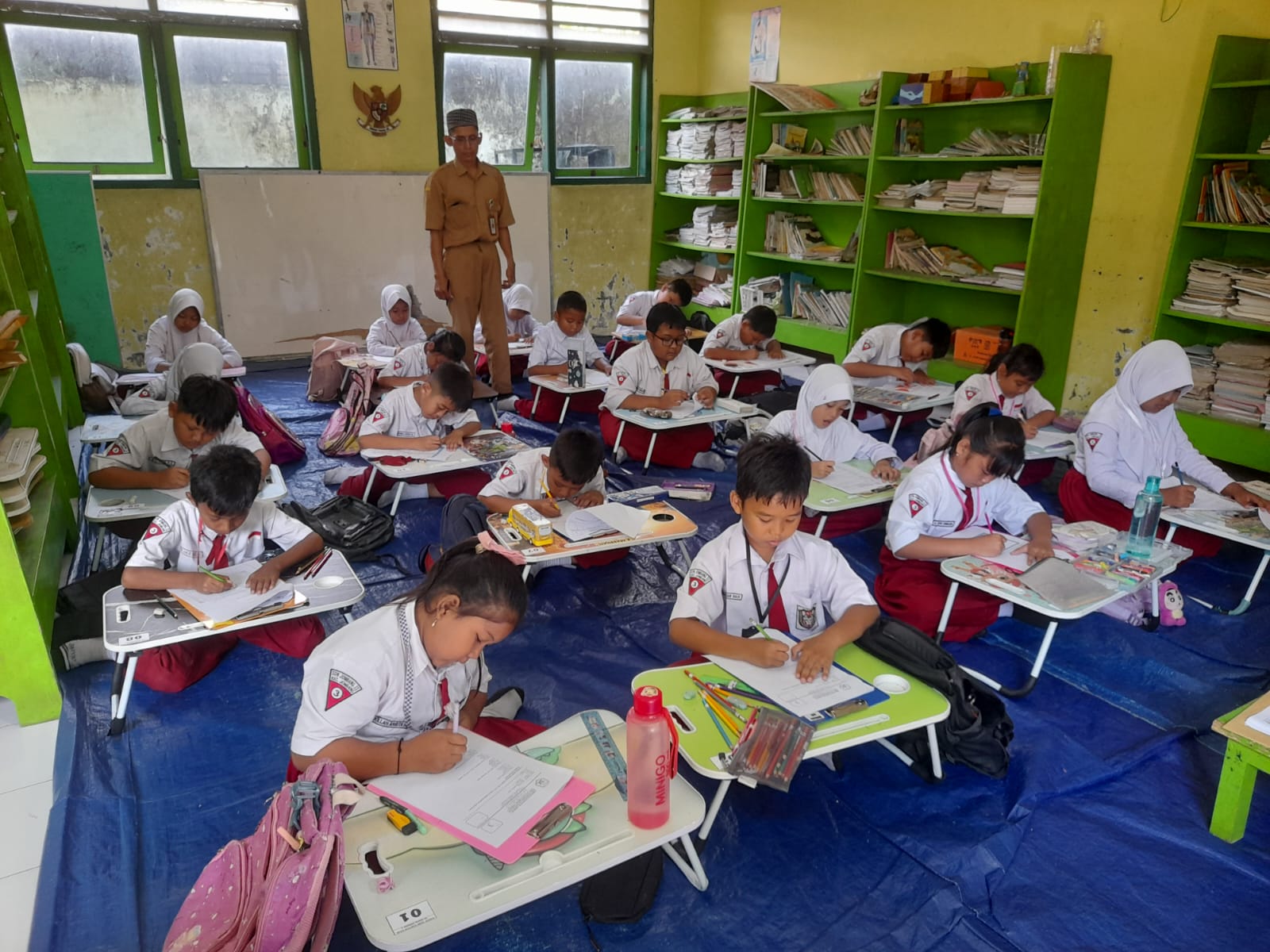 TELATEN: Ismawan, pembimbing mulok keagamaan di SDN Jombang 2 saat mengajar di kelas, kemarin.  &nbsp;
