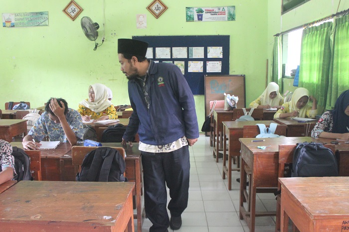 AKRAB: Luqmanul Hakim, pembimbing diniyah yang diangkat menjadi PPPK paruh waktu saat mengajar di ruang kelas SMPN 1 Perak, (13/11).  &nbsp;