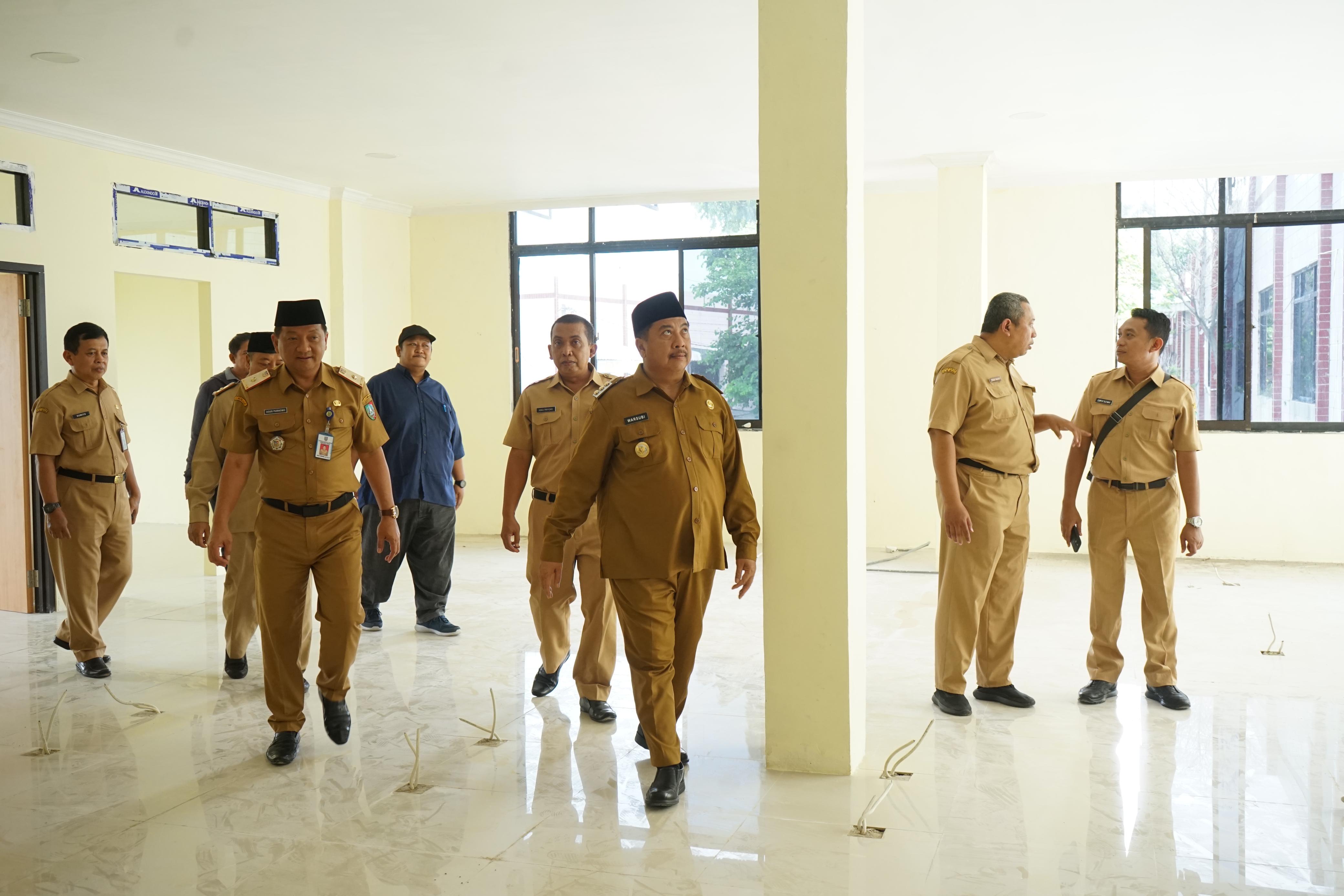 &nbsp;  SIDAK: Bupati Jombang Warsubi saat melakukan sidak pelayanan MPP Jombang, Senin (5/1).  &nbsp;