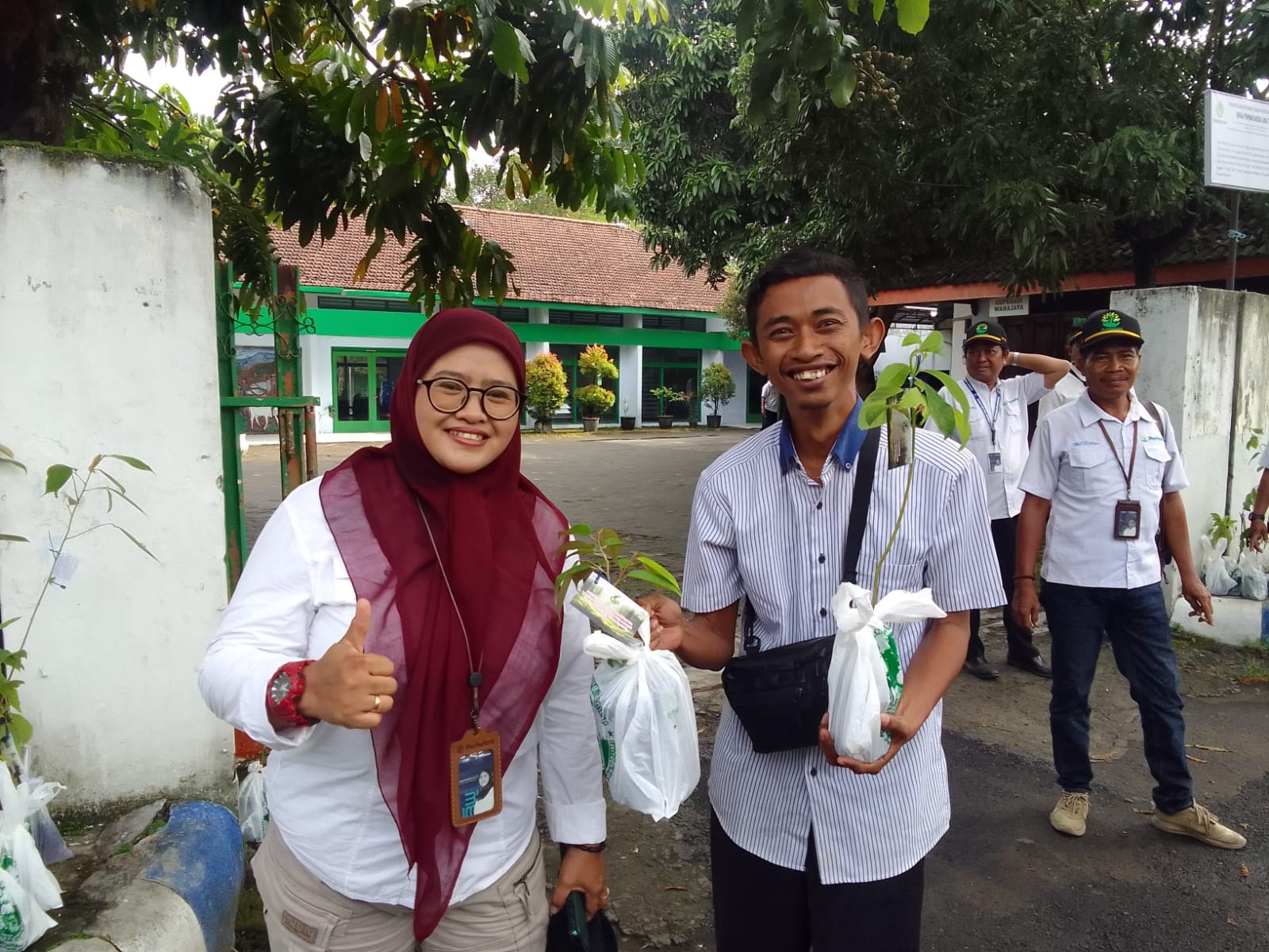 PEDULI LINGKUNGAN: Administratur/KKPH Jombang Enny Handhayany YS SHut bersama karyawan Perum Perhutani Jombang saat membagikan bibit pohon kepada pengguna jalan di