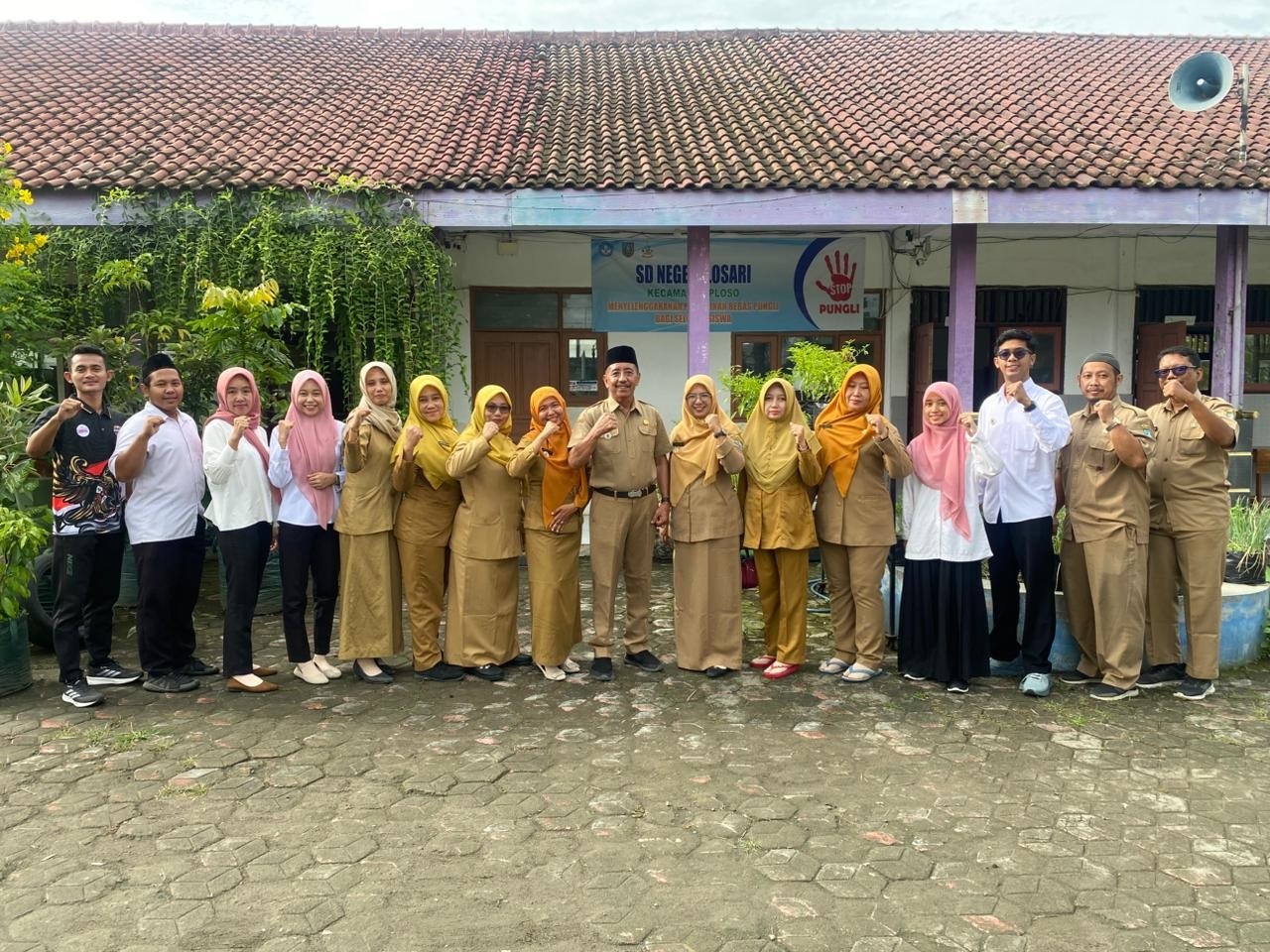 HASIL KERJA KERAS: Kepala SDN Losari, Ustadz Natsir MPd, bersama guru dan tim Adiwiyata SDN Losari.