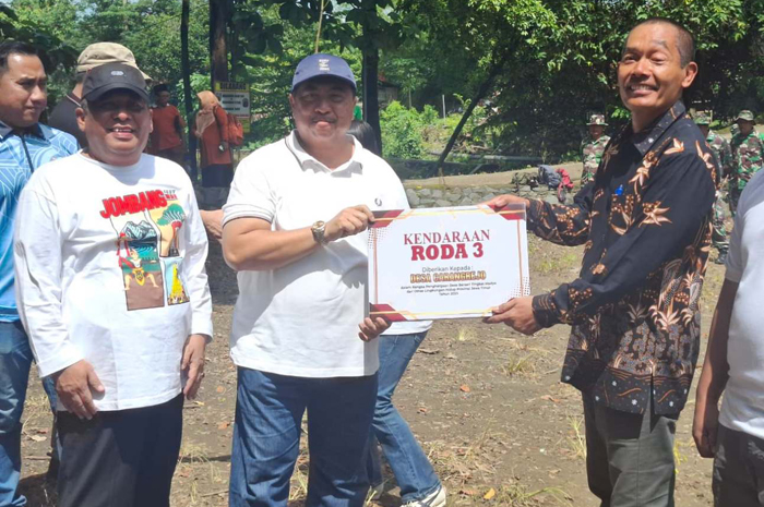 PRESTASI MEMBANGGAKAN: Kepala Desa Carangrejo Supriaji (paling kanan) menerima apresiasi seremonial Desa Berseri Tingkat Madya 2025 dari Bupati Jombang Warsubi dan W