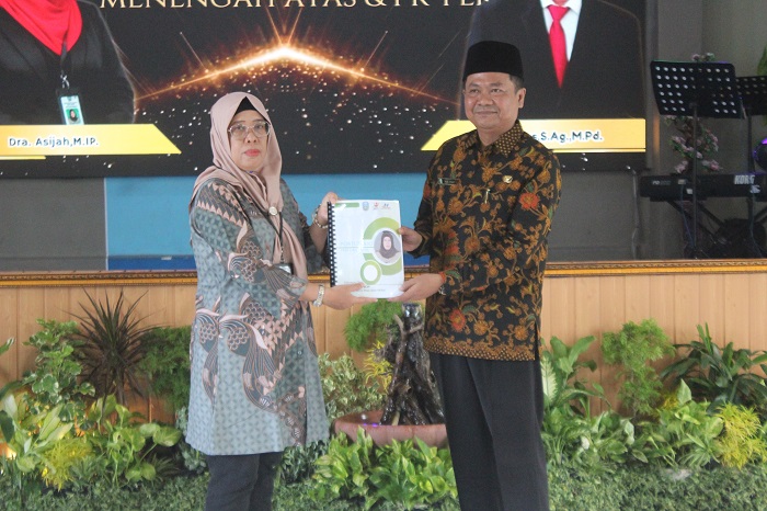 Penyerahan memori jabatan Kasi Sma dan pkplk, Selasa (6/1)