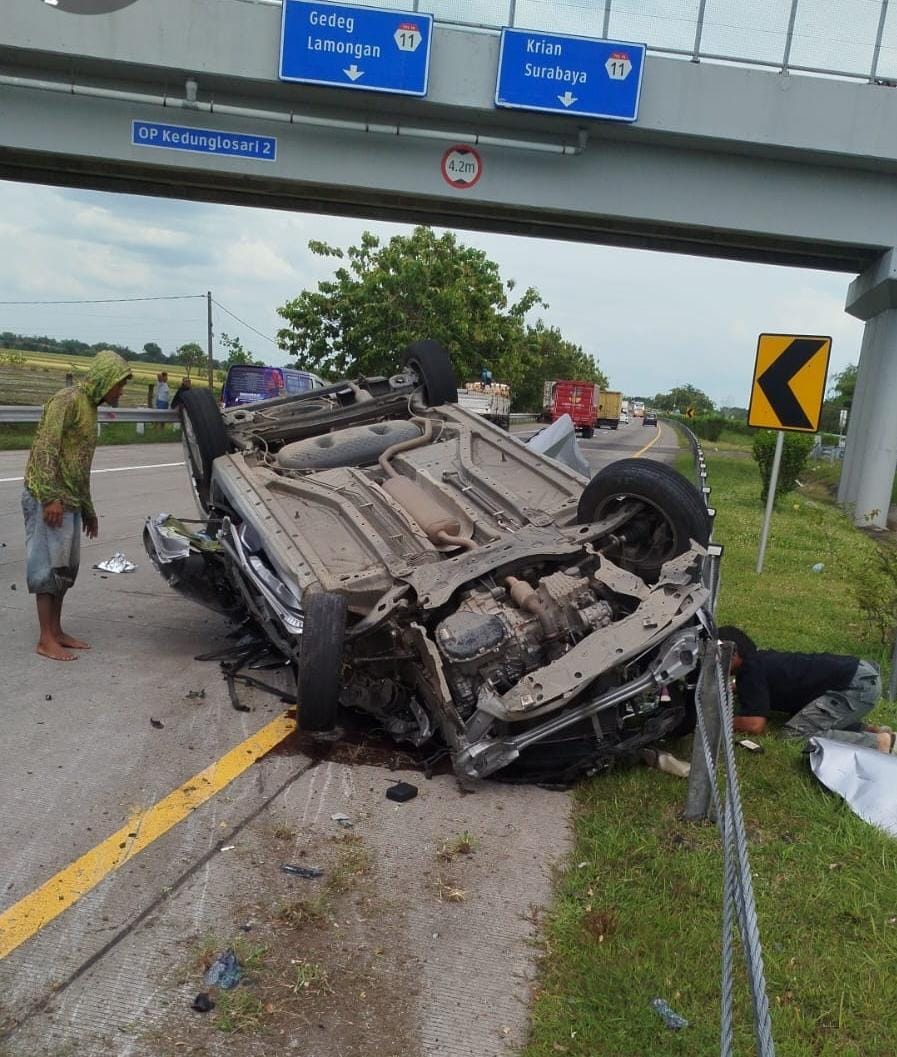 Kecelakaan maut terjadi di ruas Tol Jombang&ndash;Mojokerto KM 688+500 jalur A, Rabu (7/1) siang.