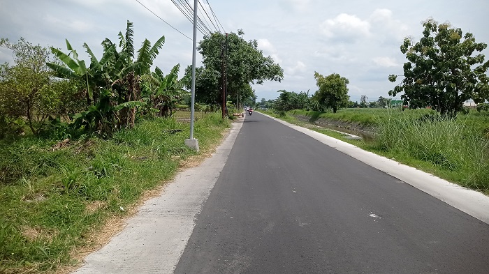 &nbsp;  MAKIN LEBAR: Jalan di Kecamatan Perak menyambung ke Kecamatan Bandarkedungmulyo salah satu paket program PIK 2025, (5/1).  &nbsp;
