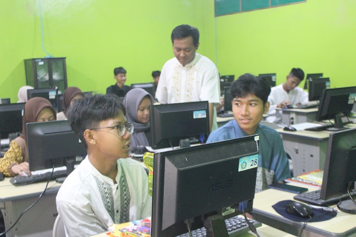 SEMANGAT: Siswa kelas 12 SMAN Jogoroto saat mengikuti kegiatan di lab komputer.