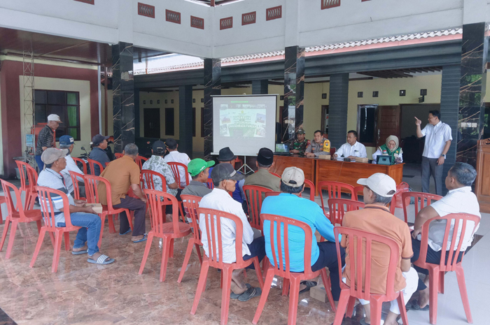 DUKUNG PROGRAM NASIONAL: Kepala Desa Kedungpapar Faisal Karim saat mengikuti kegiatan zoom meeting bersama para tamu dan peserta di pendopo Kantor Desa Kedungpapar,