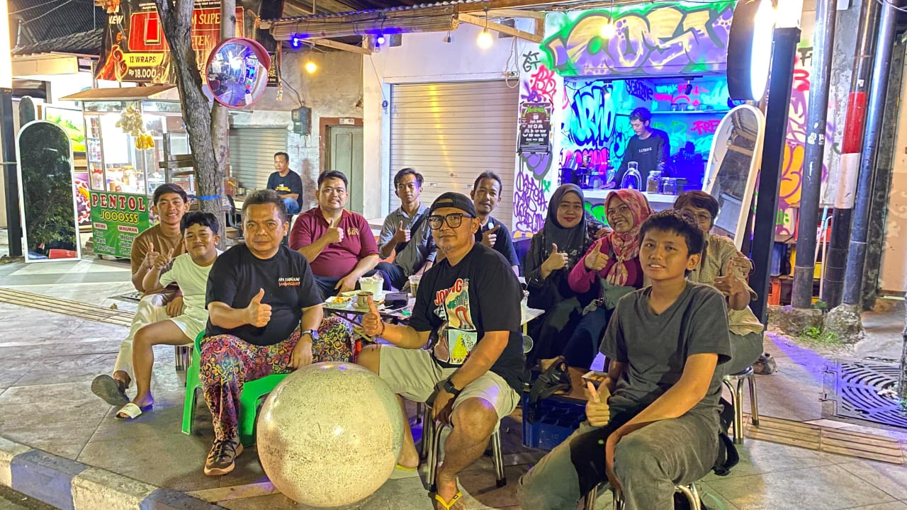 TELADAN: Wakil Ketua DPRD Jombang, HM Syarif Hidayatullah ST MMT (Gus Sentot), bersama komedian Dika Mbeluk di trotoar jembatan Panengel Jalan KH Wahid Hasyim Jombang, Minggu&nbsp; (4/1) malam.  &nbsp;