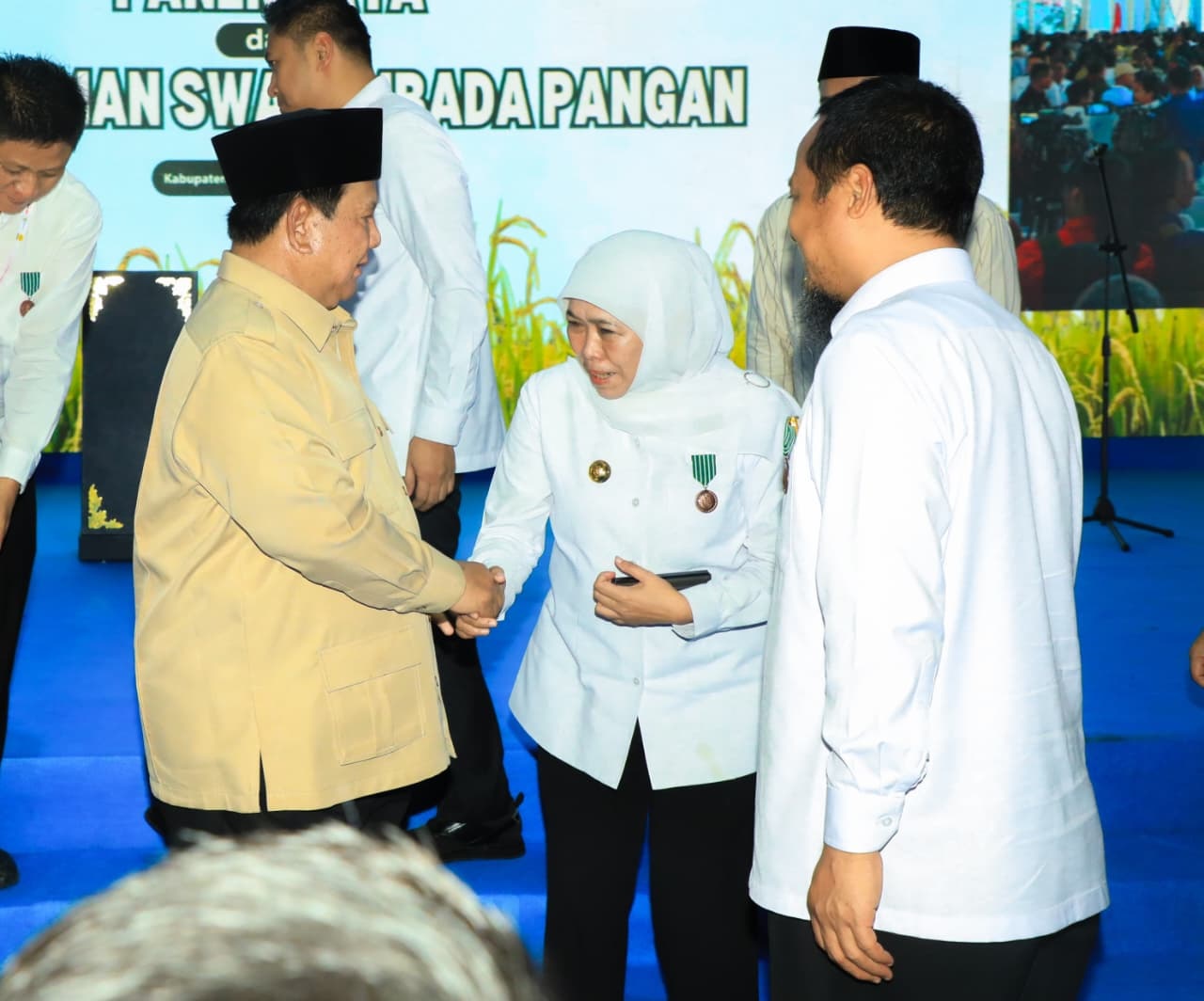 Gubernur Jawa Timur Khofifah Indar Parawansa menerima Tanda Kehormatan Satyalancana Wira Karya Swasembada Pangan 2025 dari Presiden RI Prabowo Subianto. Penghargaan itu diserahkan dalam gelaran Panen