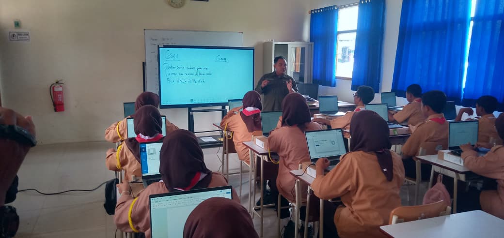 BARU DIKIRIM: Siswa Sekolah Rakyat saat belajar menggunakan laptop kemarin (8/1).  &nbsp;