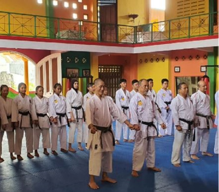 TANGGUH: Majelis sabuk hitam karate saat latihan bersama di Dojo Mahameru Jombang, Minggu (4/1).  &nbsp;