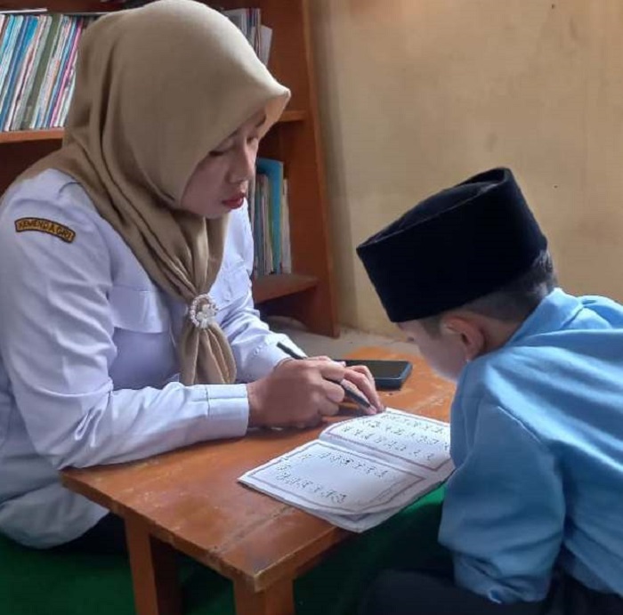 SEMANGAT: Guru muatan lokal saat mengajar di SDN Mayangan Kecamatan Jogoroto, kemarin.