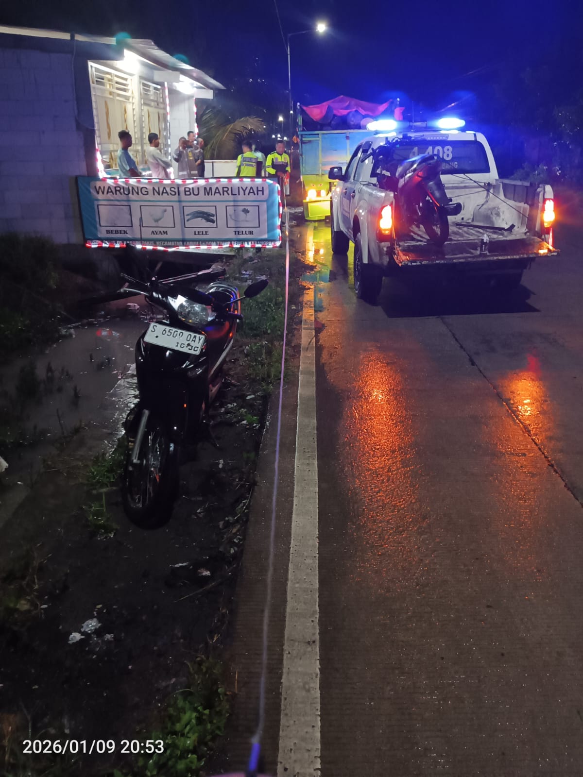 Polisi saat melakukan olah kejadian perkara di lokasi kecelakaan