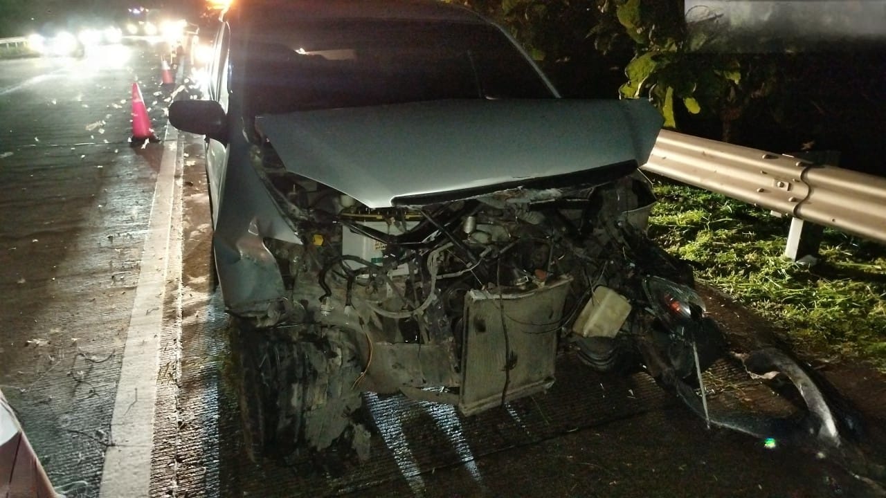 Kondisi mobil yang menabrak guardrail tol Jombang Mojokerto