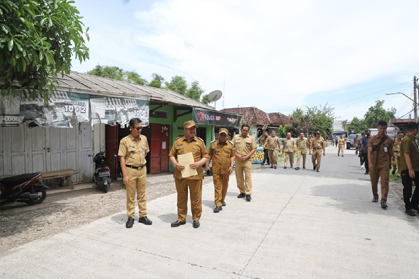 Bupati Jombang Warsubi meninjau pembangunan infrastruktur di Kecamatan Plandaan dan Kabuh, Selasa (6/1) siang.