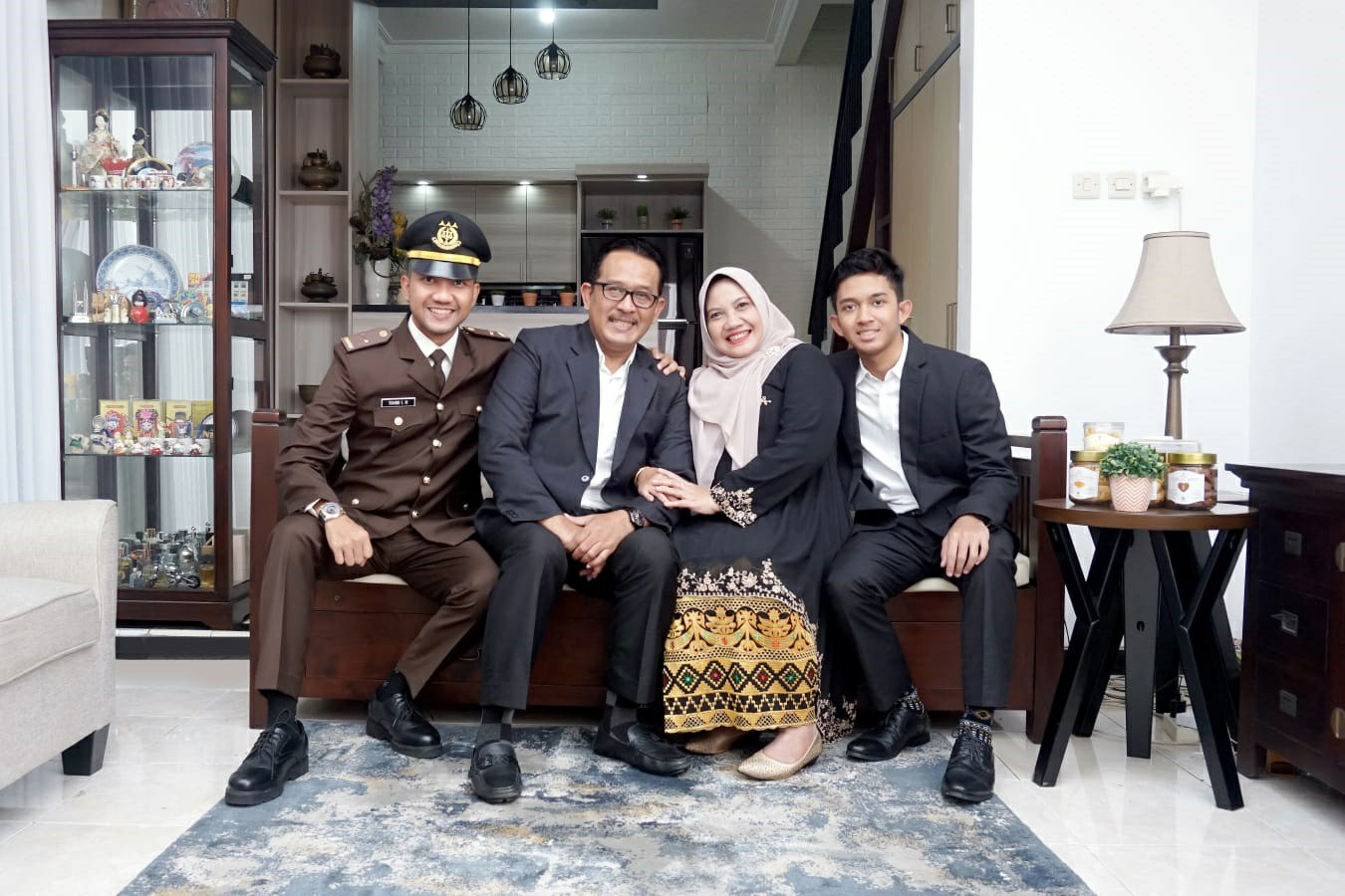 Kepala Cabang Dinas Pendidikan Wilayah Kabupaten Jombang, Dr Eko Redjo Sunariyanto SPd MPd  bersama keluarga