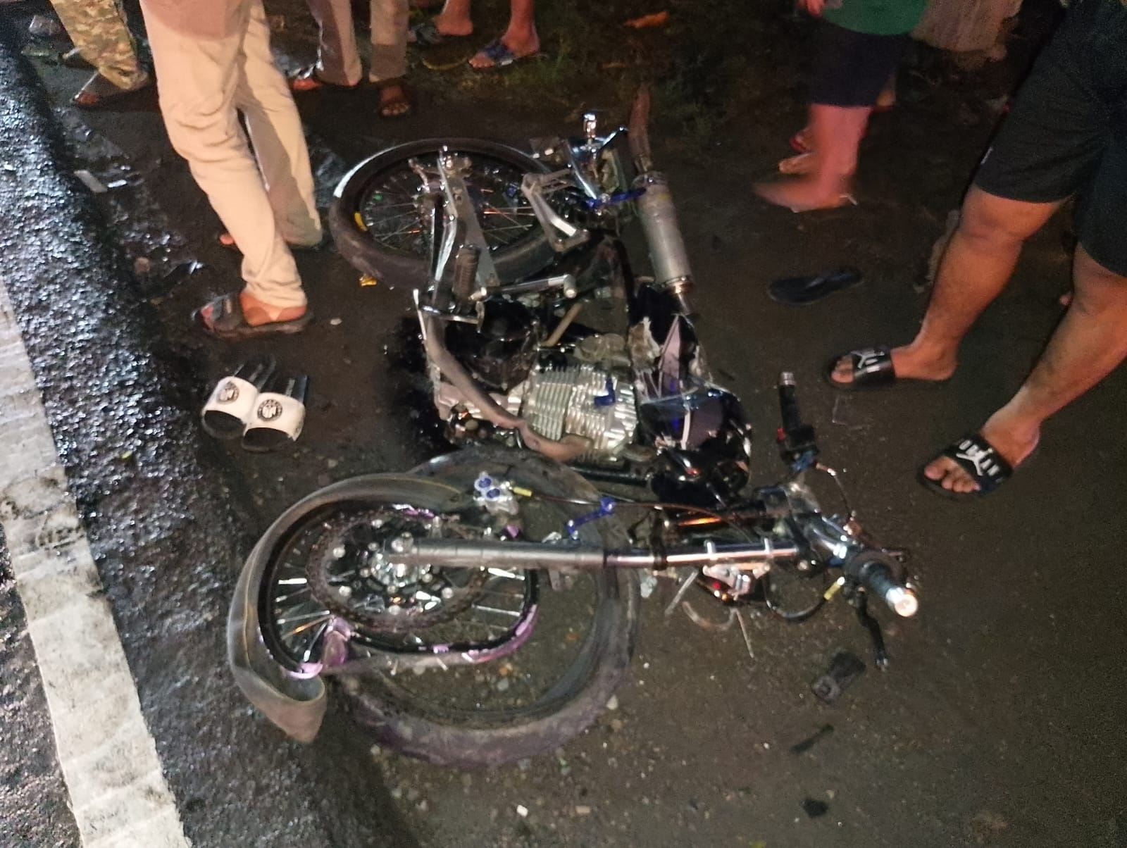 Kecelakaan lalu lintas melibatkan satu mobil dan empat sepeda motor terjadi di Jalan Raya Desa Balongbesuk, Kecamatan Diwek, Kabupaten Jombang, Sabtu (10/1) malam.