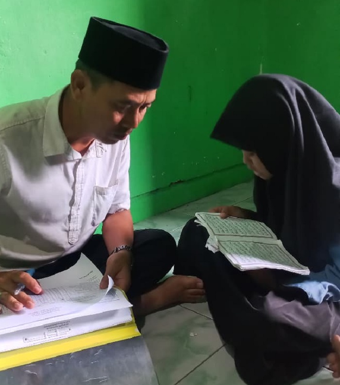 ANTUSIAS: pembimbing mulok keagamaan saat menyimak bacaan alquran siswa di SDN Mayangan Kecamatan Jogoroto, Desember lalu.  &nbsp;