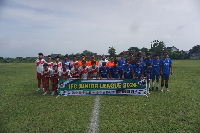 SINERGI: Kepala Desa Gadingmangu M Golkar (tengah kaos putih) bersama tim peserta dan wasit ASKAB PSSI Jombang saat pembukaan turnamen JFC di lapangan desa Gadingma