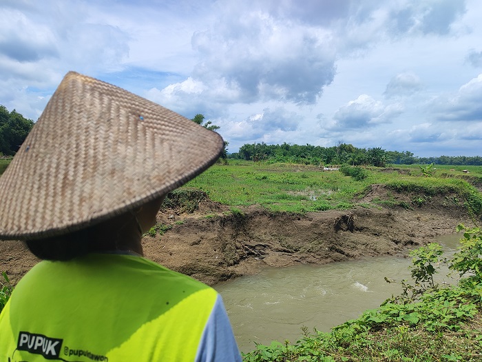 &nbsp;  RENTAN JEBOL: Warga bersama BPBD Jombang melakukan penanganan tanggul Kali Kabuh di Desa Pandanblole, Kecamatan Kabuh, (11/1).