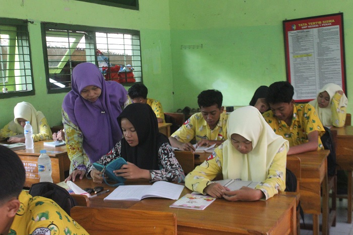 Nurul Afrida, pembimbing mulok yang belum diangkat PPPK paruh waktu saat mengajar SMPN 1 Perak.