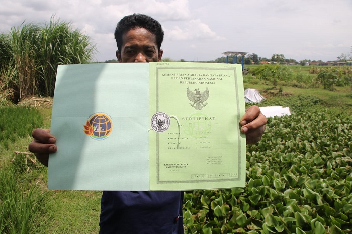POLEMIK: Lahan milik warga Desa Mayangan digali untuk pengelolaan limbah tahu.  &nbsp;