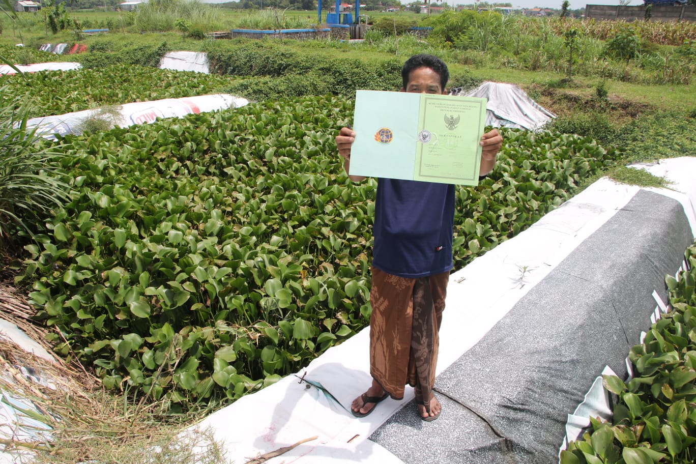 POLEMIK: Lahan milik warga Desa Mayangan digali untuk pengelolaan limbah tahu.