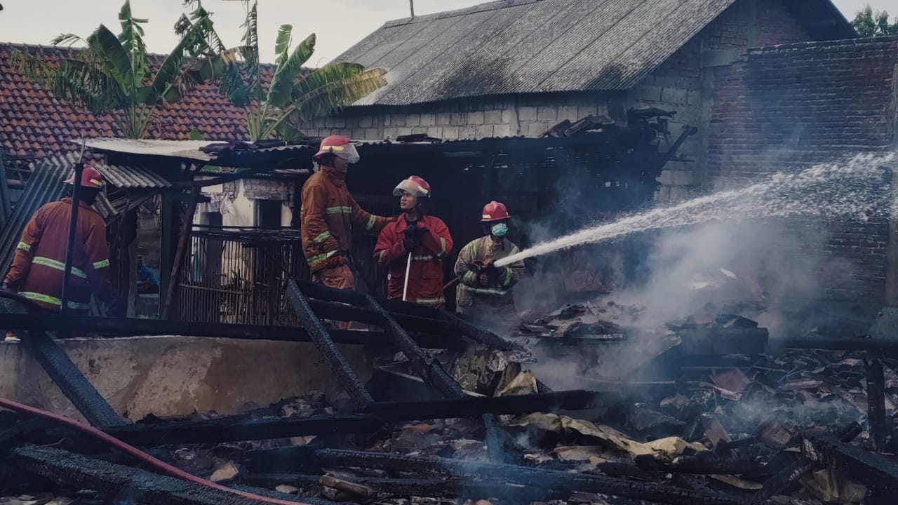 Kebakaran hebat melanda kawasan permukiman warga di Dusun Karang Asem, Desa Karang Dagangan, Kecamatan Bandarkedungmulyo, Kabupaten Jombang, Selasa (13/1) siang.