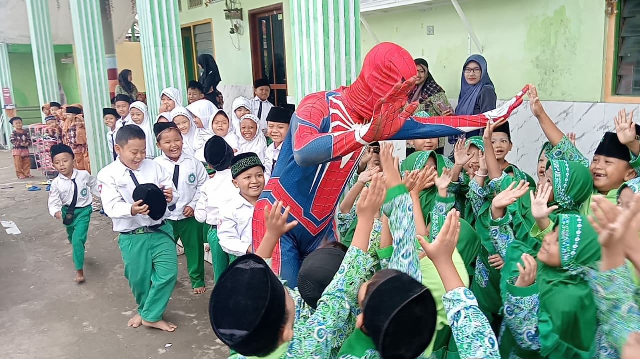 Suasana MI Bustanul Ulum, Desa Bakalan, Kecamatan Sumobito Jombang, mendadak ramai, Senin (12/1).