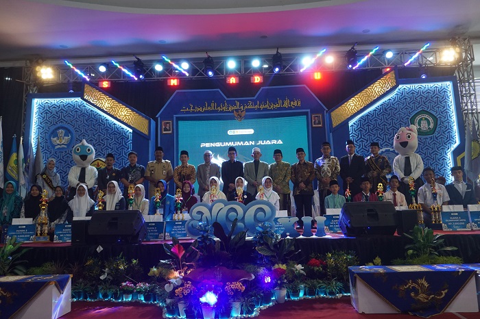 1.	JUARA: Kepala SMA DU 1 Unggulan Jombang, Didik Sadianto MPd, mendampingi MPPDU dan para tamu undangan bersama para juara NCC Ke-12.