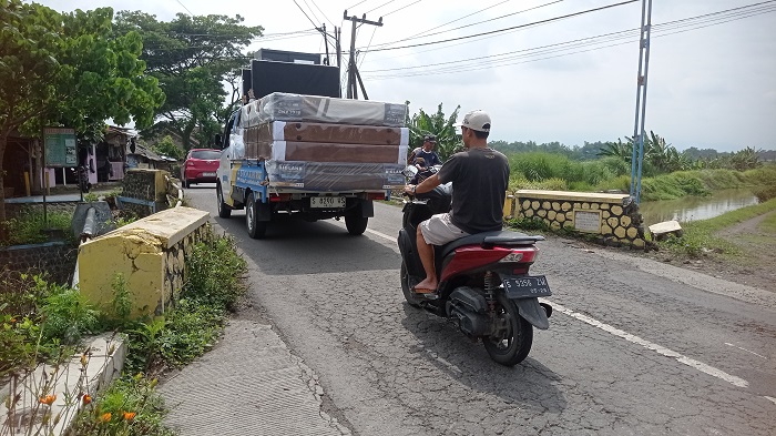 &nbsp;  MENYEMPIT: Kondisi jembatan ruas Kalianyar-Selorejo di Desa Jarakkulon, Kecamatan Jogoroto yang sebelumnya tak masuk dalam kegiatan pelebaran jalan.  &nbsp;