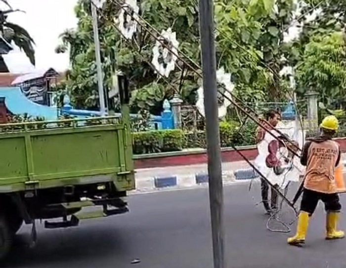 BERKARAT: Petugas membongkar lampion yang sebelumnya membentang dan terpasang di eks Kuliner Jombang.  &nbsp;