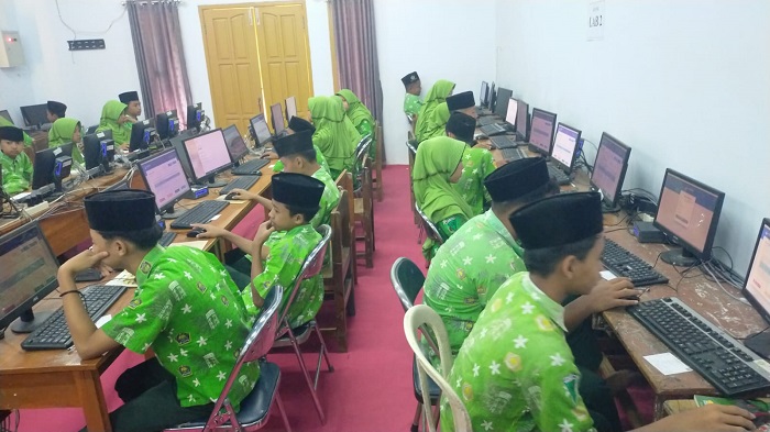 SEMANGAT: Siswa kelas 9 MTsN 15 Jombang saat menjalani kegiatan di lab komputer sekolah, (12/1).  &nbsp;