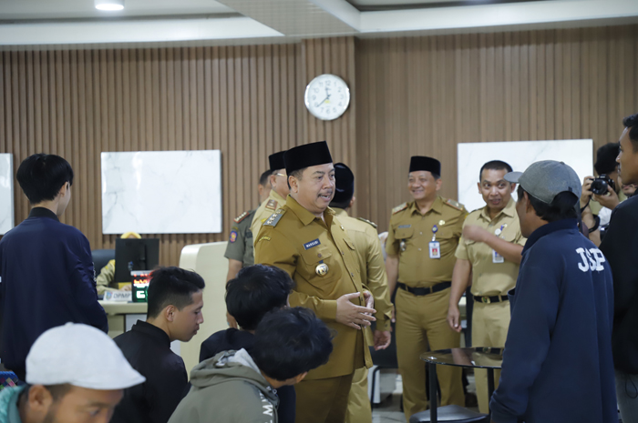 RAMAH: Bupati Jombang Warsubi saat melayani warga di MPP Jombang