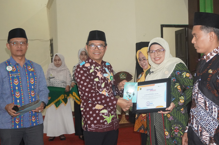 Hj Maftuhah Mustiqowati SAg MPd Penggerak Lingkungan dari Pesantren dan Madrasah yang Mengharumkan Jombang
