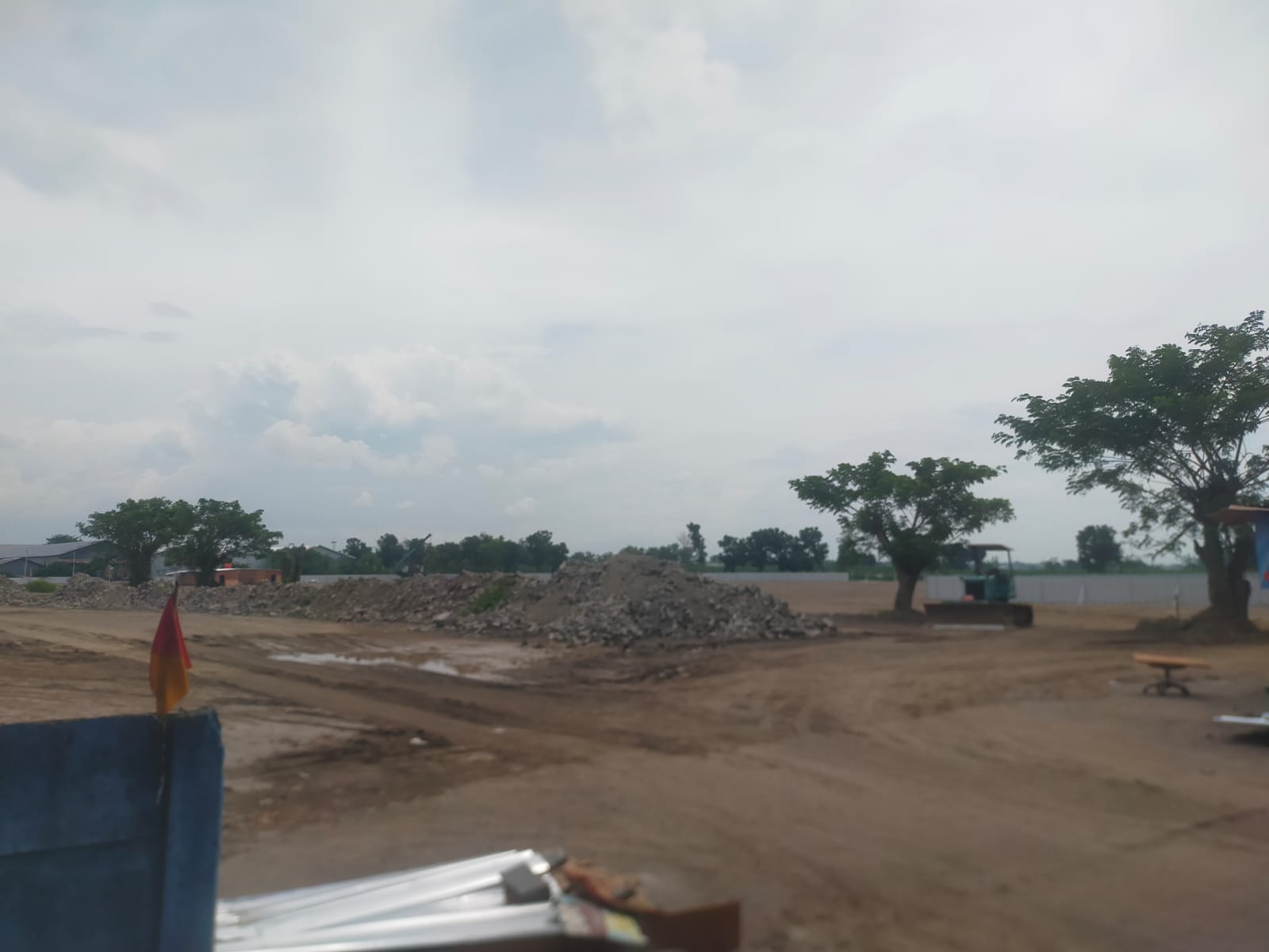 Proyek pembangunan Sekolah Rakyat di Desa Tunggorono, Kecamatan Jombang, yang digarap PT Waskita Karya, menuai sorotan