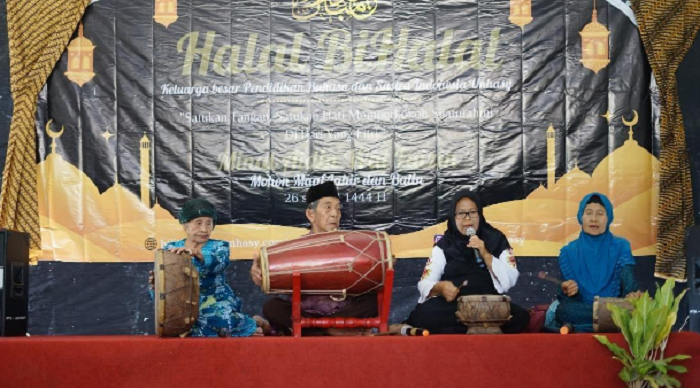 Pertunjukan: Pelaku kesenian kentrung Jatimenok menampilkan lakon Ajisaka dalam acara Halal Bihalal di Universitas Hasyim Asyari Tebuireng Jombang.