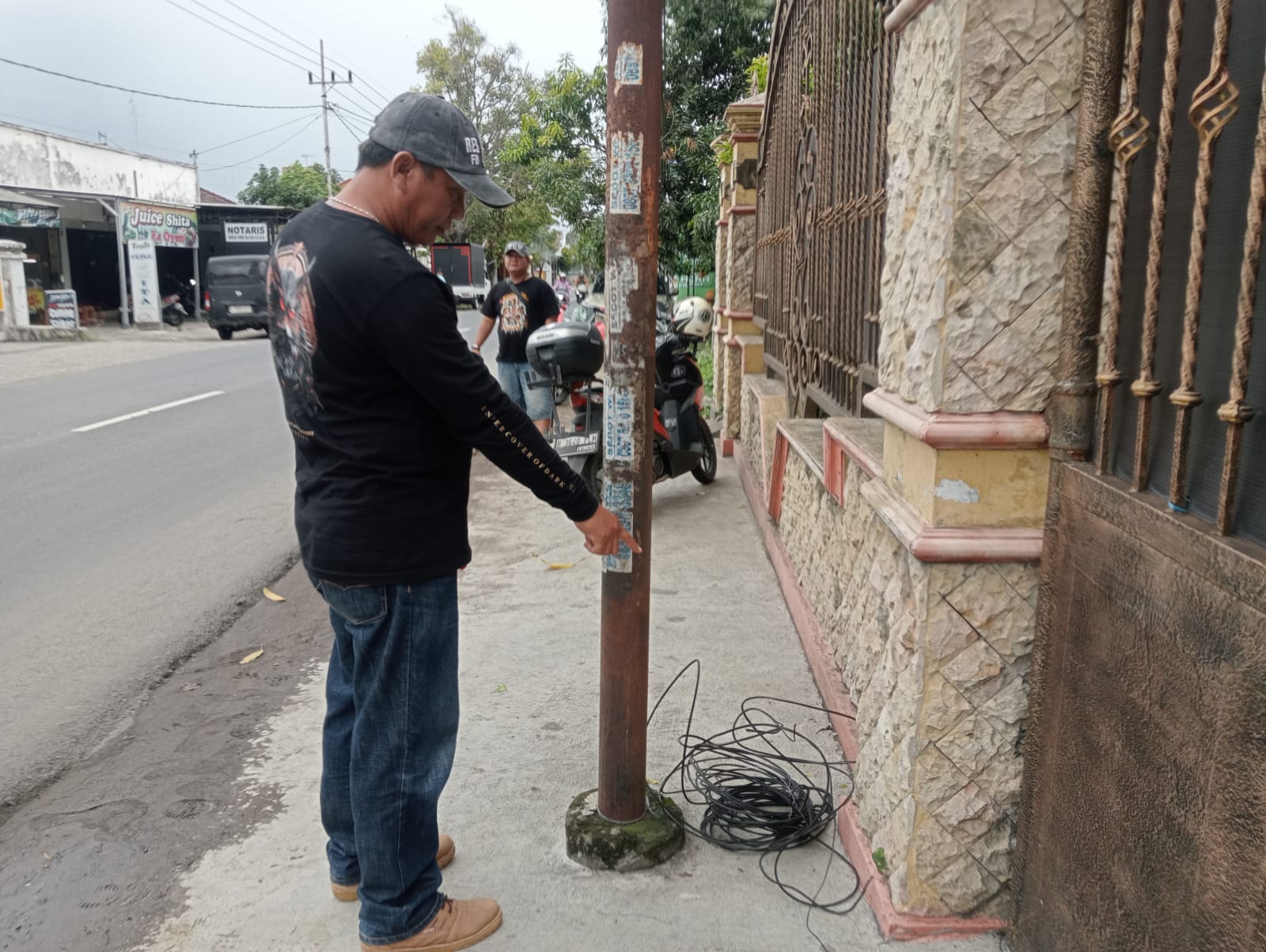 BERSERAKAN: Warga menunjukkan kabel internet putus di Desa Pulolor kecamatan Jombang kemarin (15/1).  &nbsp;