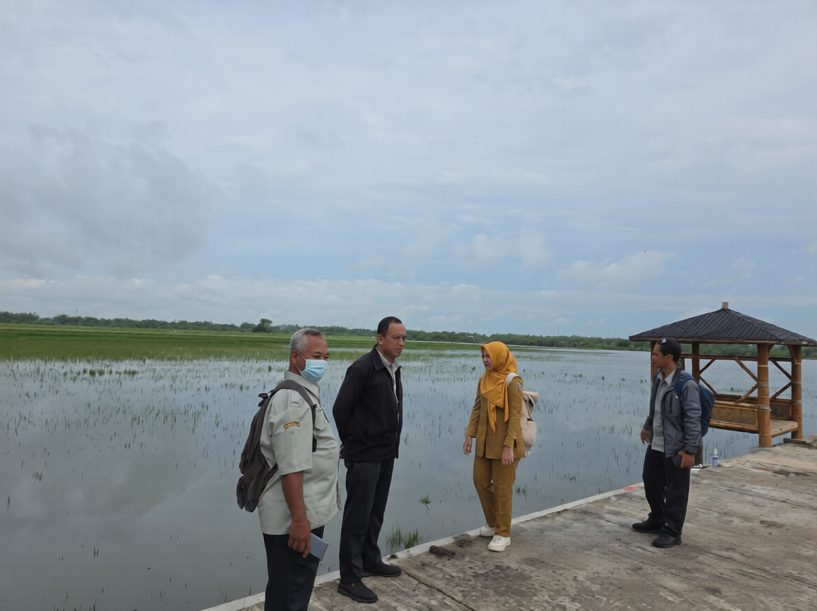 &nbsp;  TERANCAM MATI: Petani melihat sawah di Desa Gedongmbo, Kecamatan Ploso terendam banjir luapan Kali Marmoyo, (11/1).