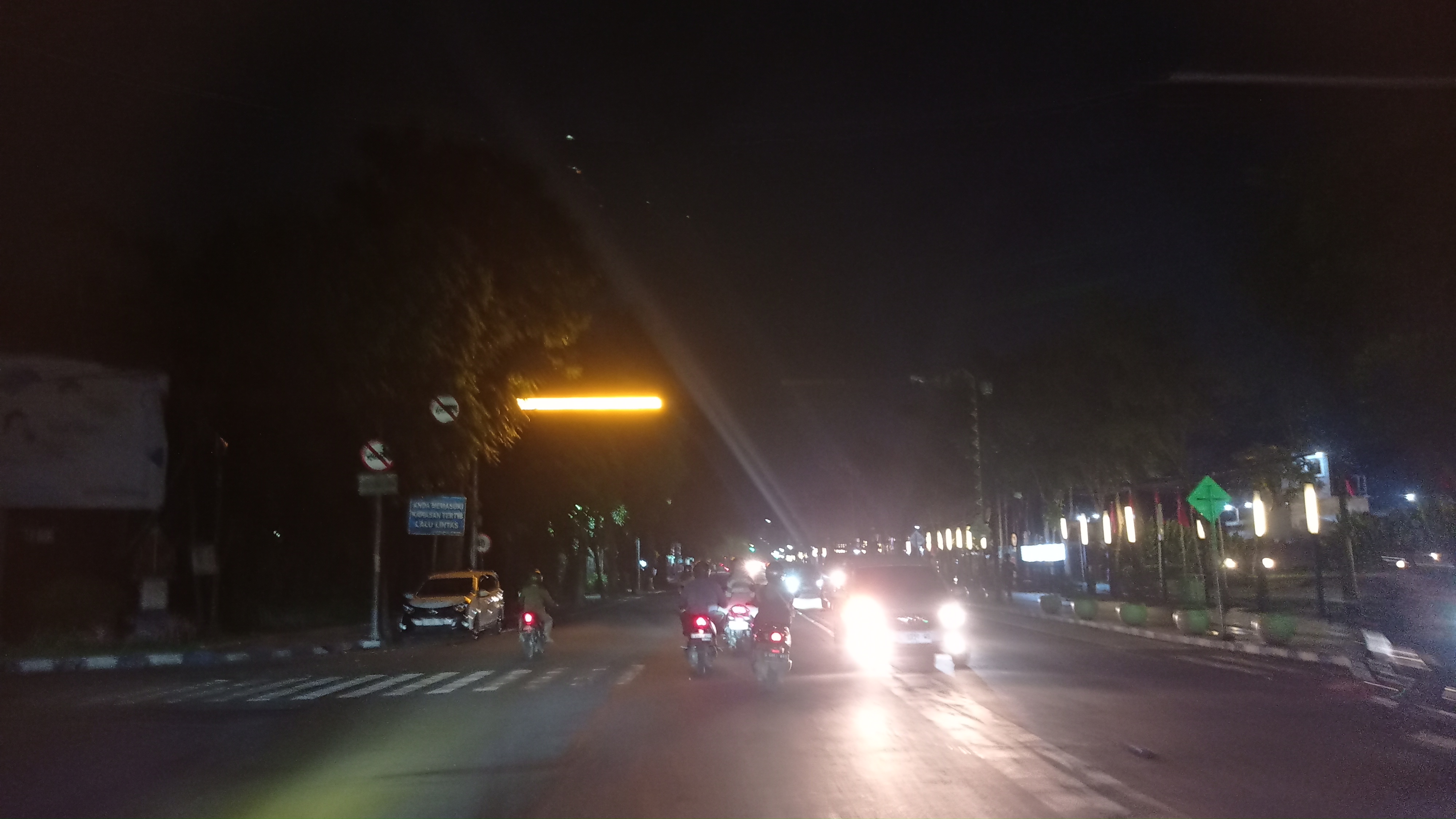&nbsp;  GELAP: Kondisi PJU Jl KH Wahid Hasyim yang padam, (13/1) malam.  &nbsp;