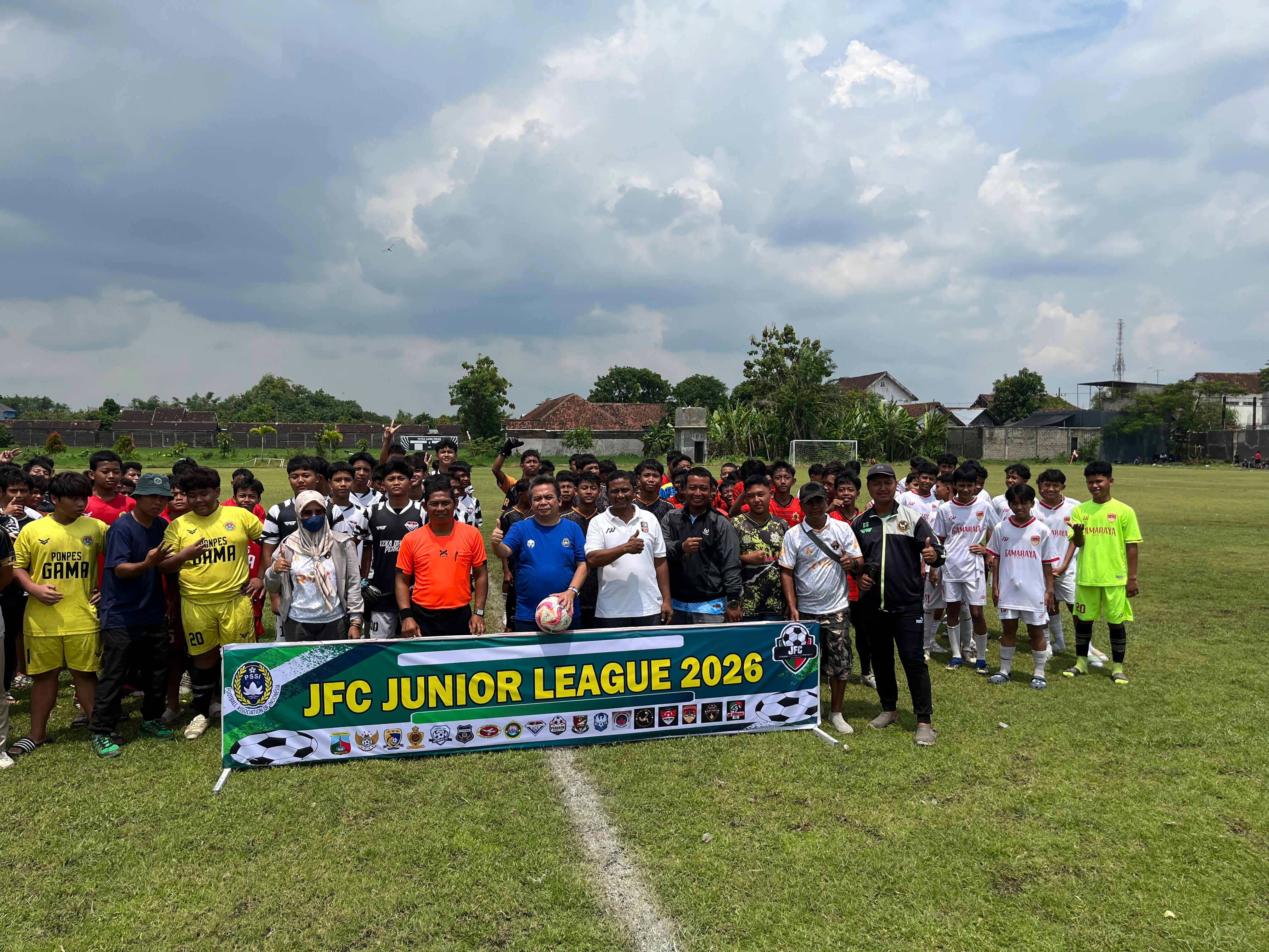 Wakil Ketua DPRD Jombang HM Syarif Hidayatullah ST MMT saat membuka JFC Junior League 2026 di lapangan Gadingmangu Perak, Minggu (11/1)  &nbsp;