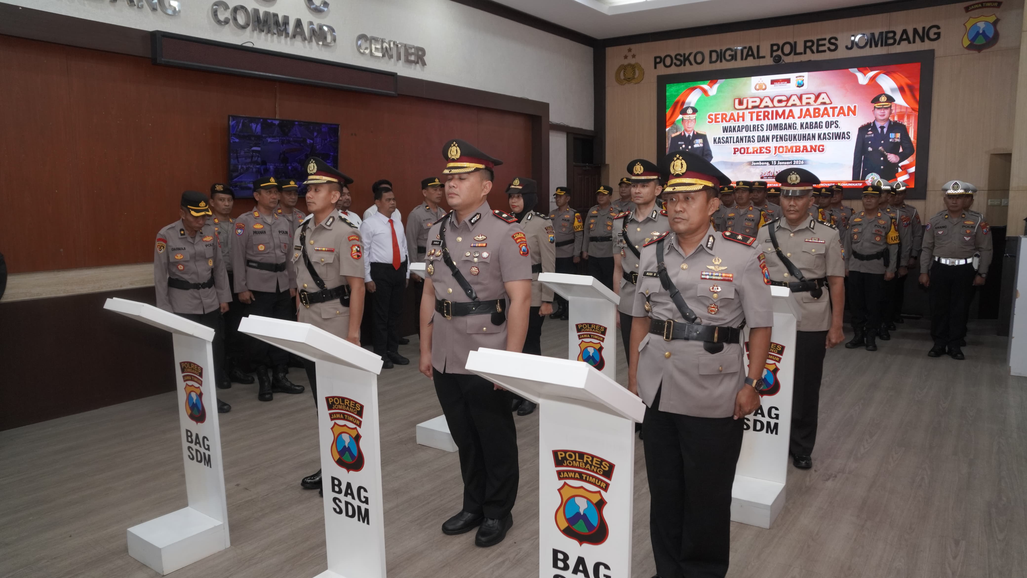 Sejumlah pejabat utama di lingkungan Polres Jombang resmi berganti. Pergantian Kabagops dan Kasat Lantas serta pengukuhan Kasiwas ditandai melalui upacara serah terima jabatan.