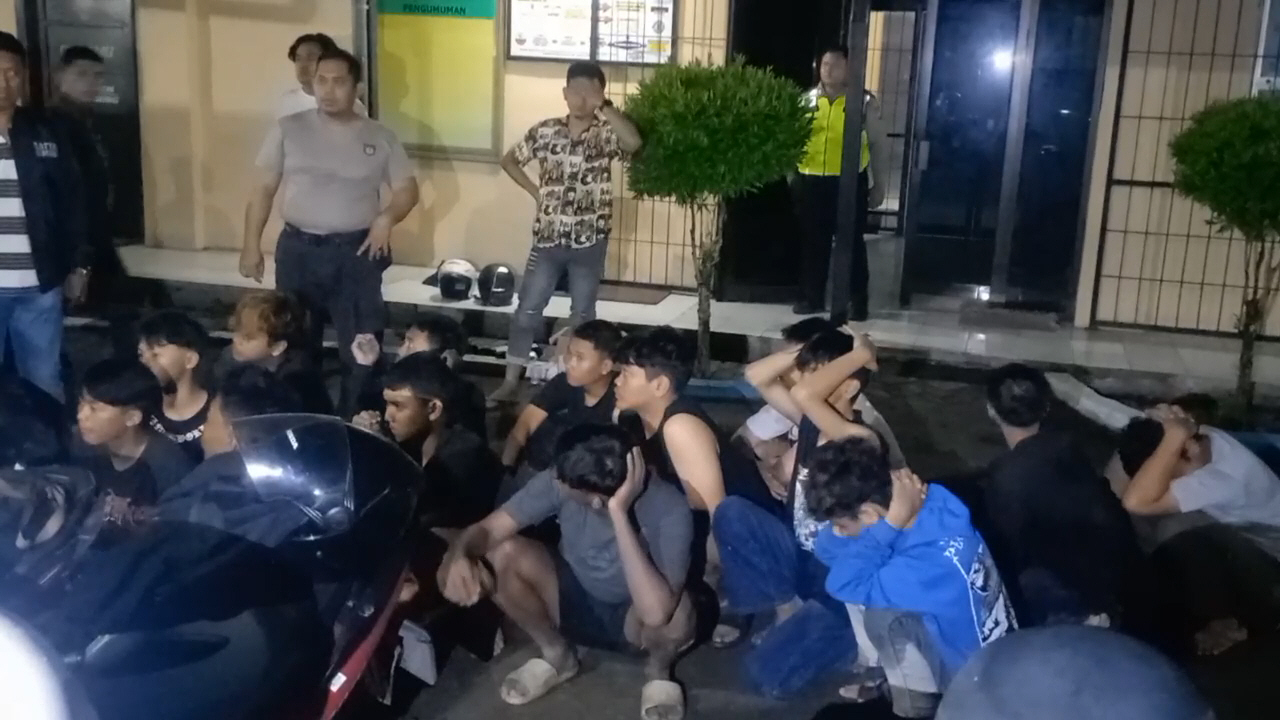 Belasan remaja asal Jombang dan Kediri diringkus petugas kepolisian di Mojoagung Jombang Jumat (16/1) dini hari.