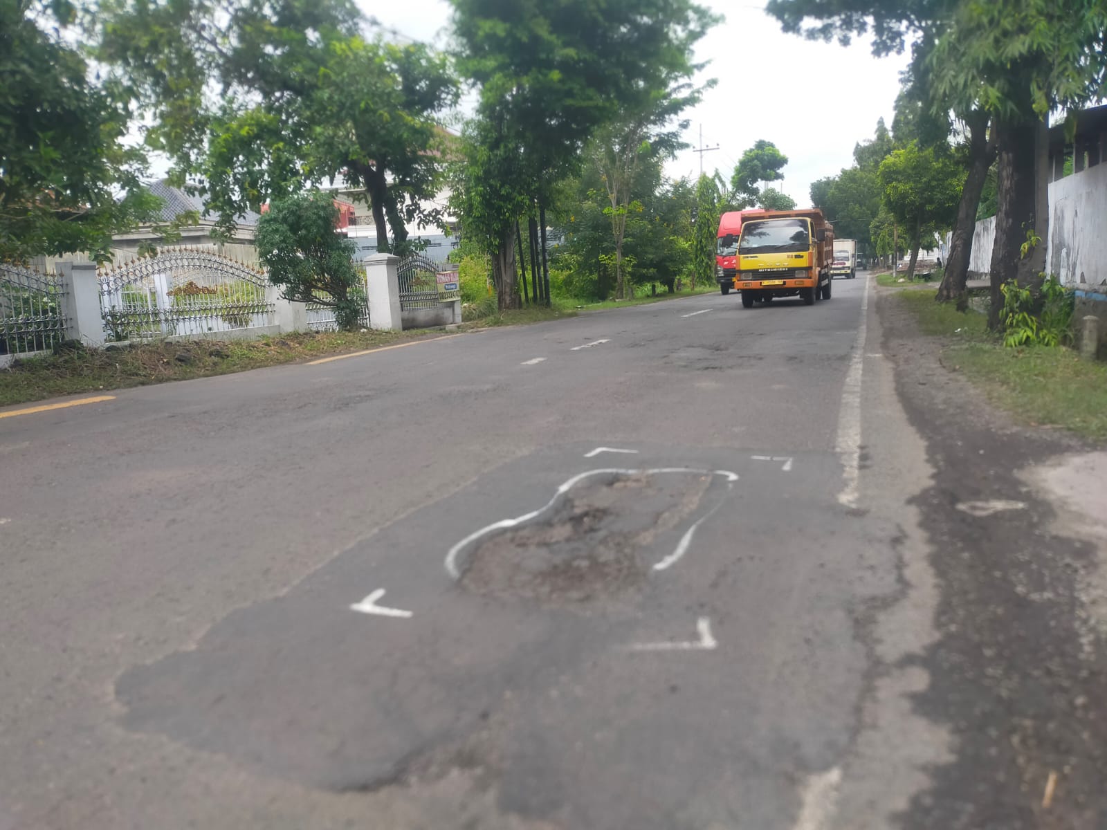 Kondisi Jalan Gatot Subroto Jombang kembali dikeluhkan warga.  Meski sudah beberapa kali diperbaiki, jalan nasional jurusan Surabaya &ndash; Madiun kini banyak berlubang hingga bergelombang.