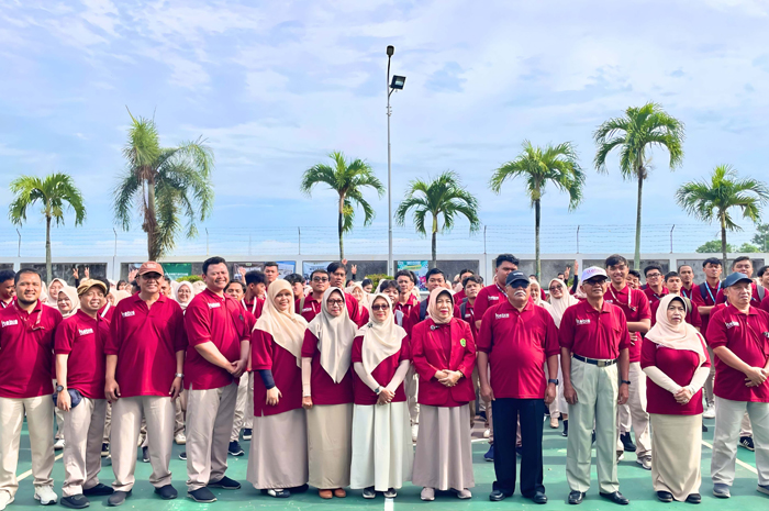 Rektor ITEBIS PGRI Dewantara Jombang, Dr Yuniep Mujati Suaidah MSi mendampingi Ketua Yayasan PPLP PT PGRI Jombang, Drs Siyono MPd bersama seluruh peserta KKN.