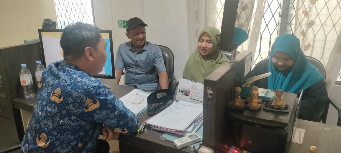 &nbsp;  VERIFIKASI: Dinas Tenaga Kerja Jombang melakukan verifikasi PMI yang akan berangkat ke luar negeri.  &nbsp;