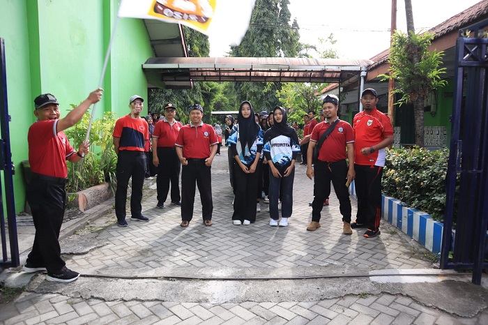 MERIAH: Kepala SMPN 2 Peterongan Drs Sarmin memberangkatkan peserta jalan sehat, Rabu (7/1) pagi.