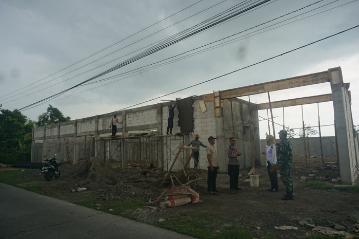Kepala Desa Purisemanding Nurbata (paling kiri) bersama jajaran Forkopimcam Plandaan saat meninjau proses pembangunan KDMP Desa Purisemanding, Rabu (14/1) siang.