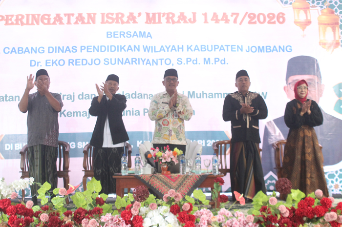 Kacabdindik Jombang, Dr Eko Redjo Sunariyanto, bersama Kepala SMAN Mojoagung, Waras MMPd serta siswa dan guru SMAN Mojoagung.